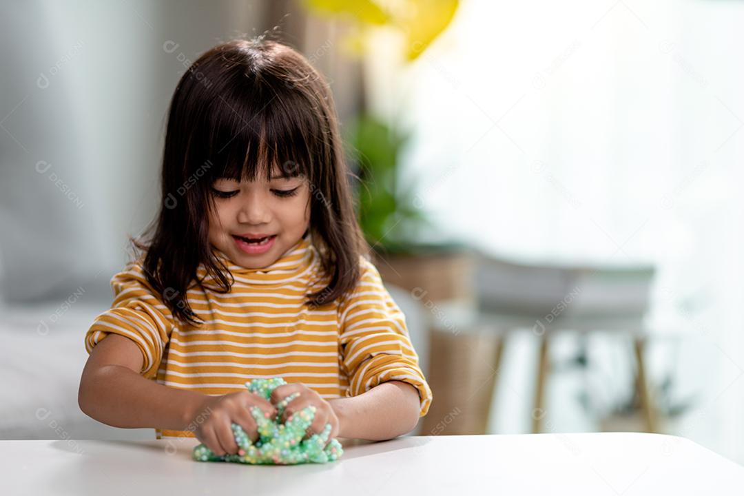 linda crianças garota menina pessoa dia das criança fotos imagem