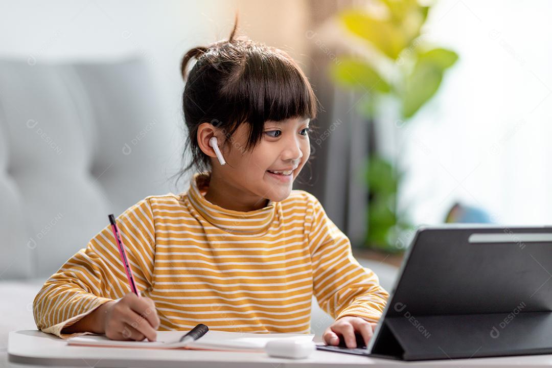 Auto-isolamento infantil usando tablet para sua lição de casa, Criança usando tablet digital pesquisando informações na internet durante o bloqueio covid 19, Educação em casa, Distância social, E-learning educação on-line