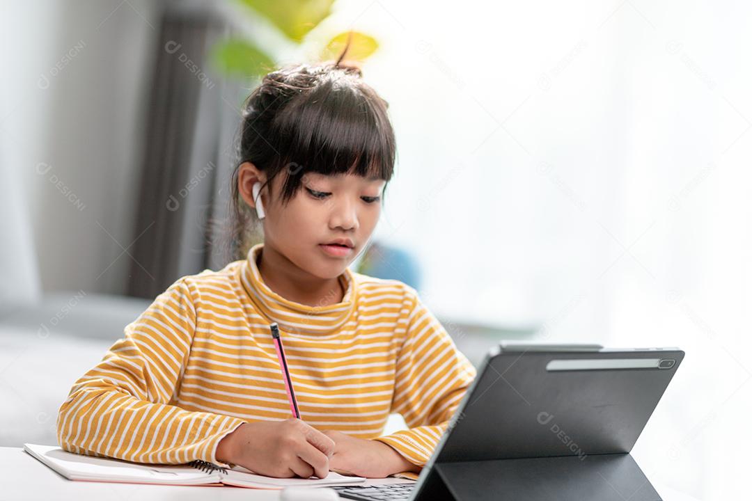 Estudantes asiáticas em aulas de aprendizagem online estudam online com Tablet em casa.