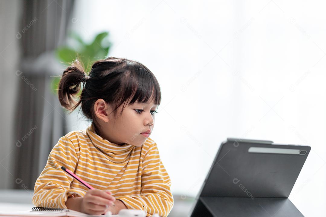 Estudantes asiáticas em aulas de aprendizagem online estudam online com Tablet em casa.