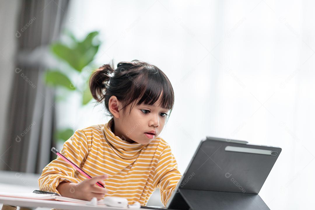 Estudantes asiáticas em aulas de aprendizagem online estudam online com Tablet em casa.