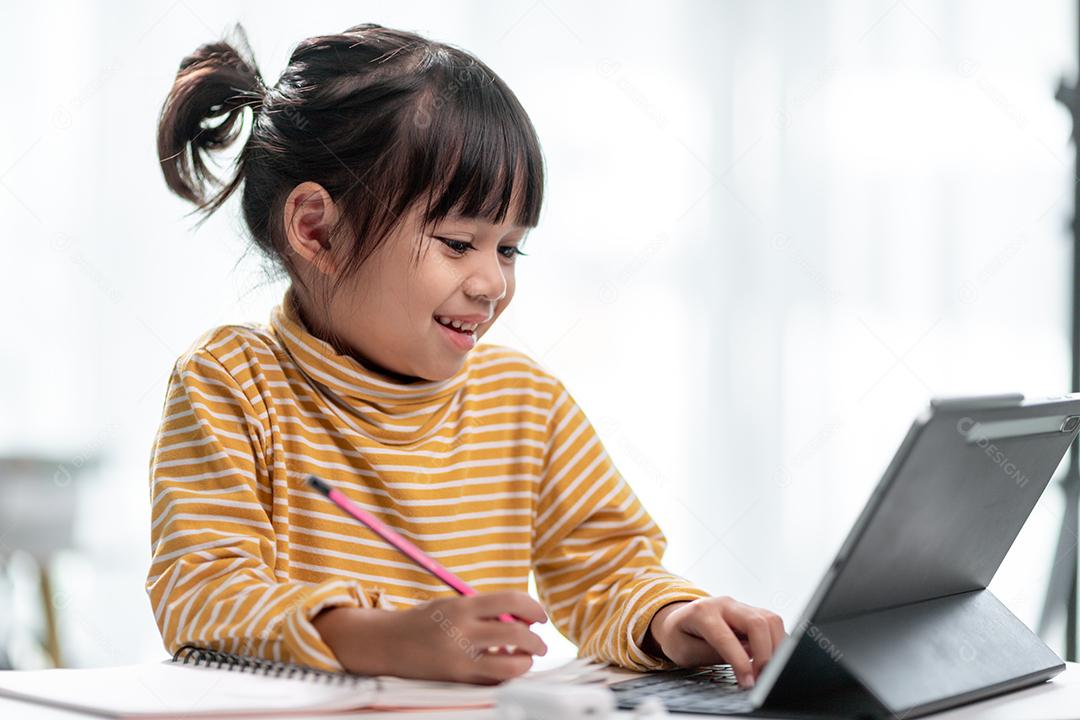 Estudantes asiáticas em aulas de aprendizagem online estudam online com Tablet em casa.