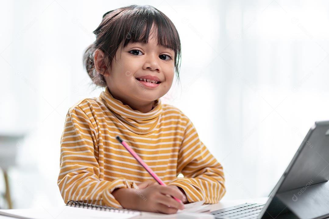 Estudantes asiáticas em aulas de aprendizagem online estudam online com Tablet em casa.
