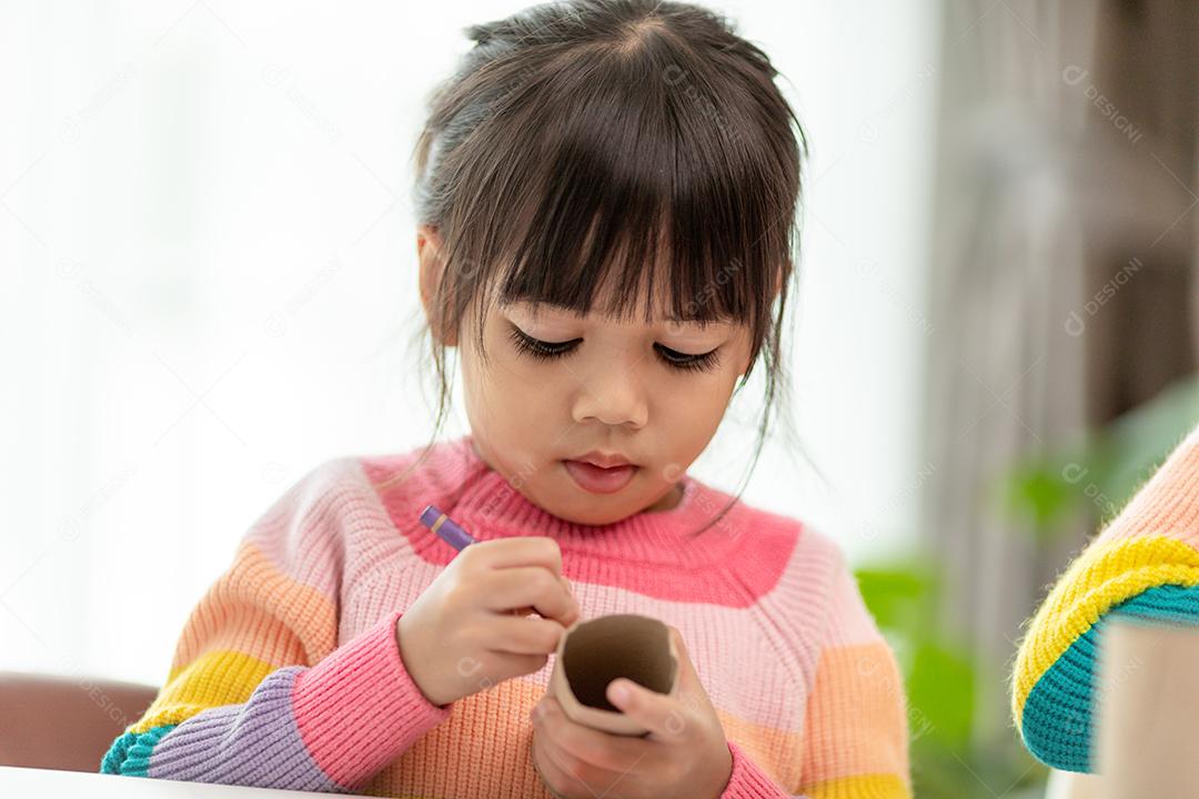 Menina bonita com núcleo de tecido pintado. A arte faz as crianças aprenderem e criarem.
