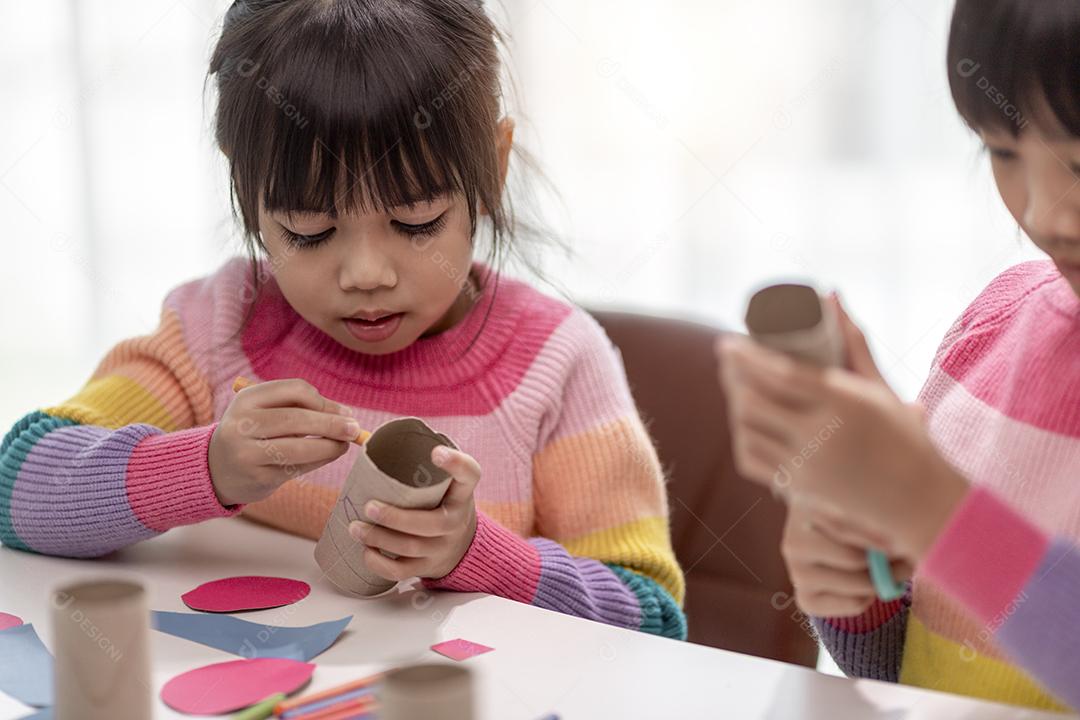 Menina bonita com núcleo de tecido pintado. A arte faz as crianças aprenderem e criarem.