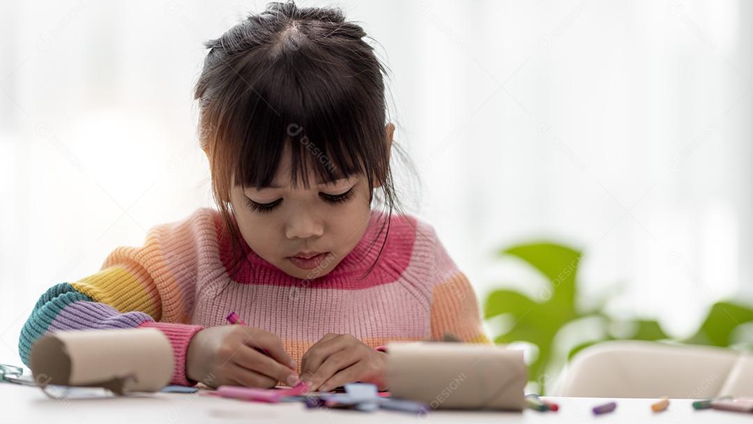 Menina bonita com núcleo de tecido pintado. A arte faz as crianças aprenderem e criarem.