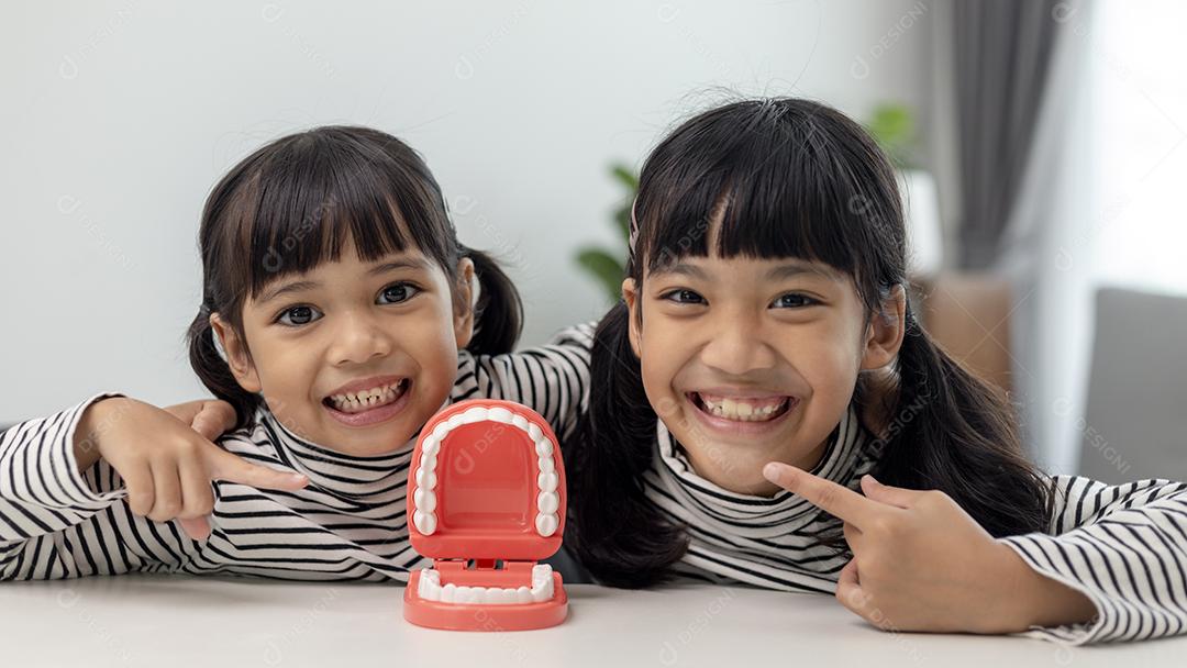 menina sorrindo com um sorriso feliz e legal no rosto. mostrando os dentes.