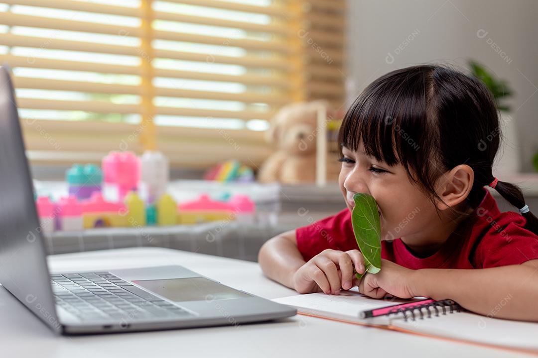 Os alunos da Ásia aprendem em casa na codificação de carros robóticos e cabos de placas eletrônicas em STEM, STEAM, código de computador de tecnologia de ciência de engenharia matemática em robótica para o conceito de crianças.