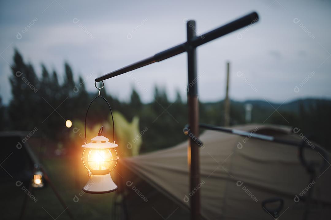 Acampamento ao ar livre da luz da lanterna à noite