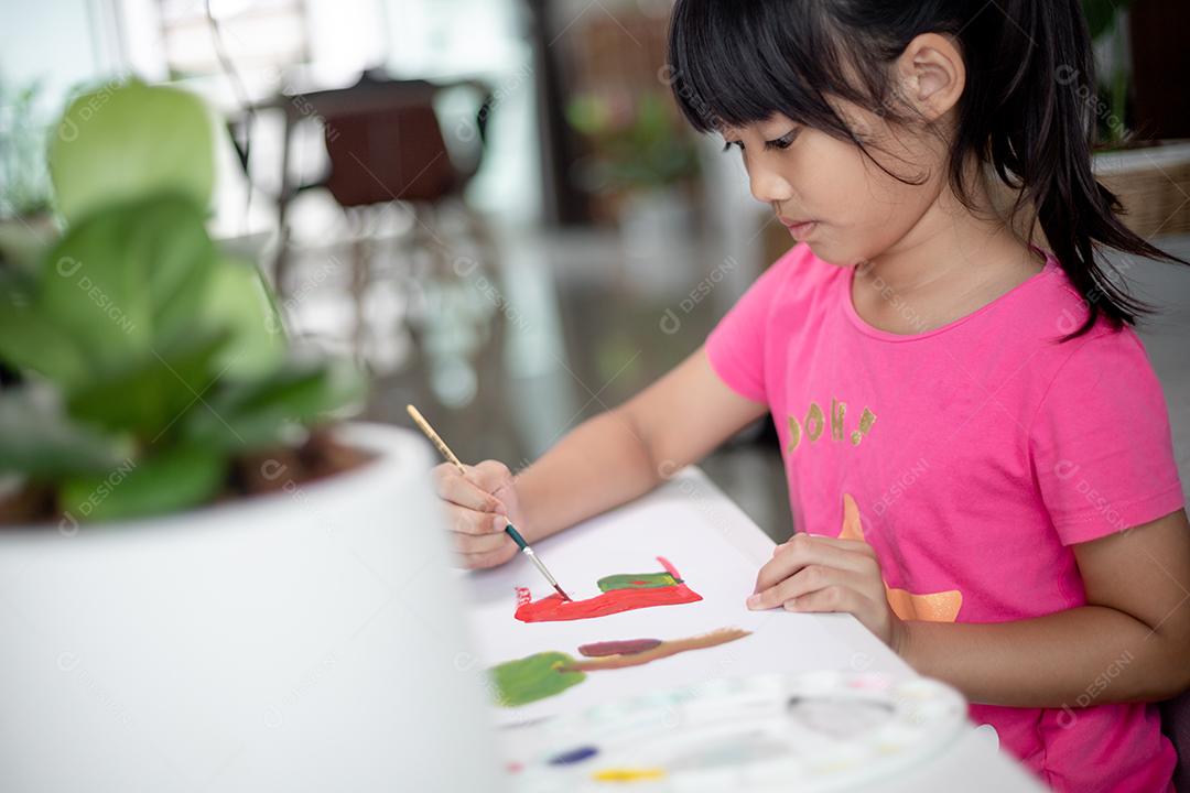 Pintando Menina Pintando Retrato Na Mesa Em Casa Retrato Na Mesa Em Casa