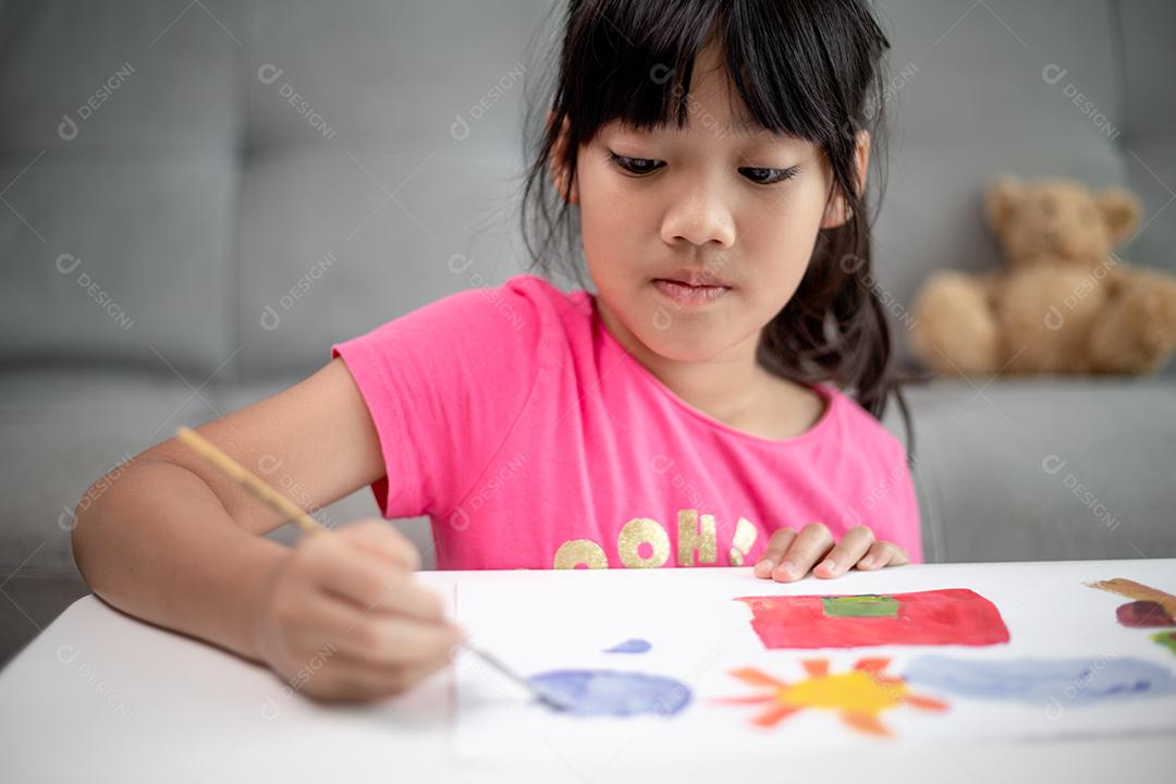 Pintando Menina Pintando Retrato Na Mesa Em Casa Retrato Na Mesa Em Casa