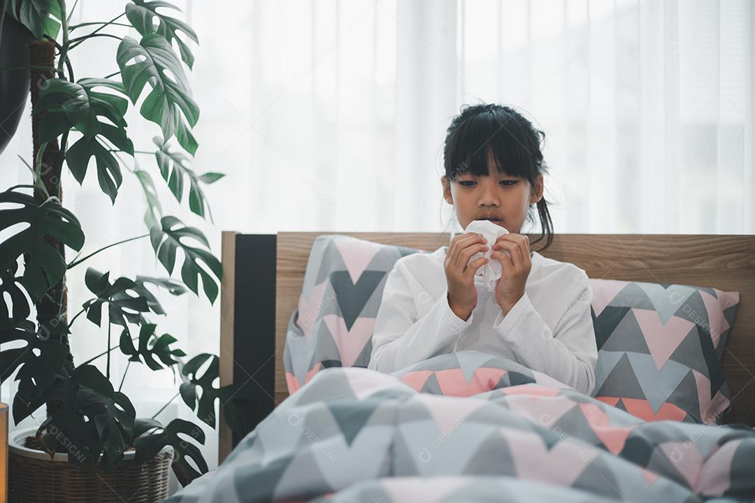 menina fica com frio e assoa o nariz em casa.