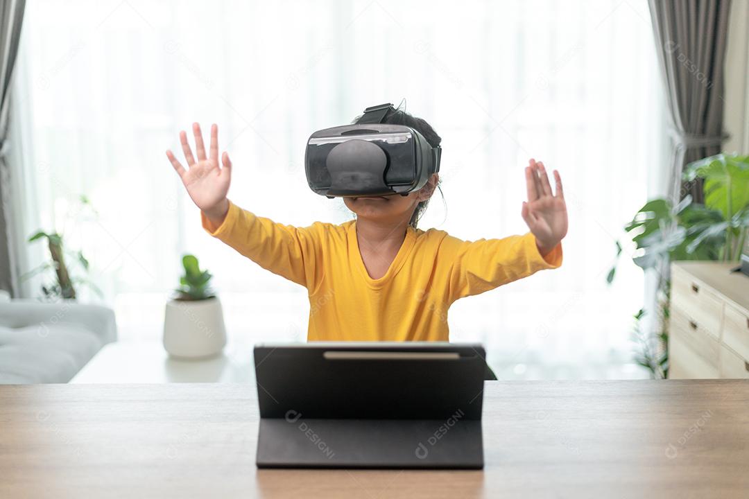 Linda garota usando googles de realidade virtual em casa, experiência de educação remota, futuro hoje, nova educação online, estilo de vida interior