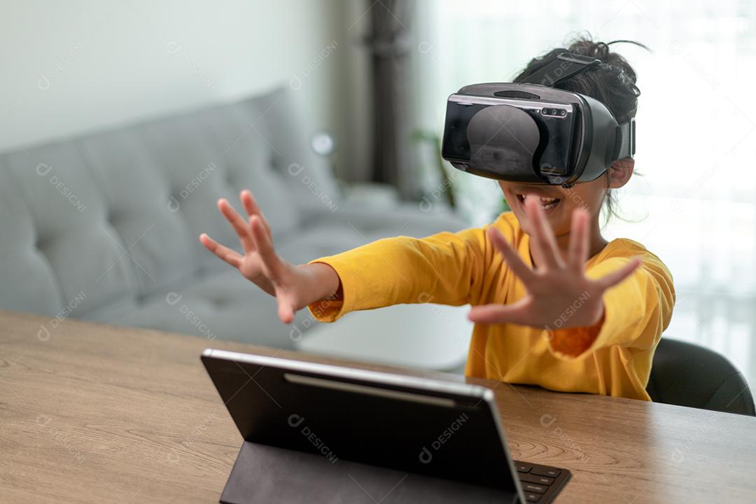 Linda garota usando googles de realidade virtual em casa, experiência de educação remota, futuro hoje, nova educação online, estilo de vida interior