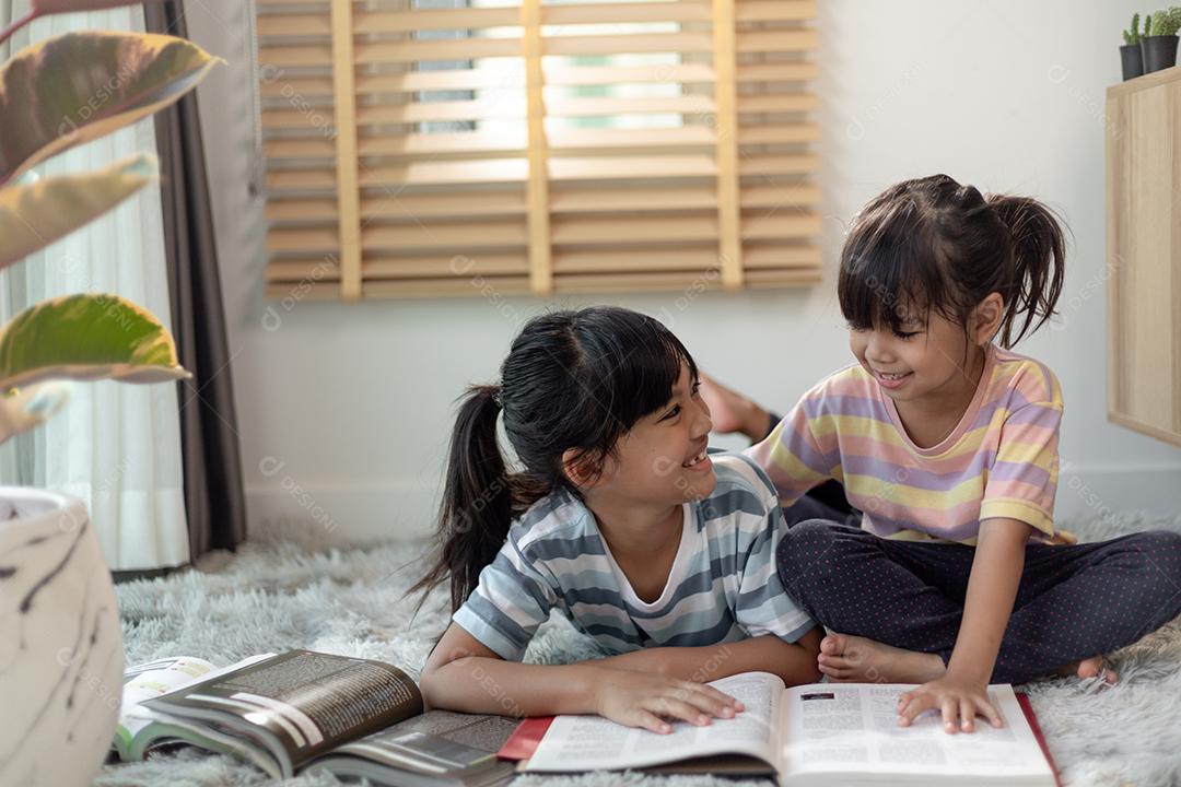 Irmãos concentrados lendo um livro