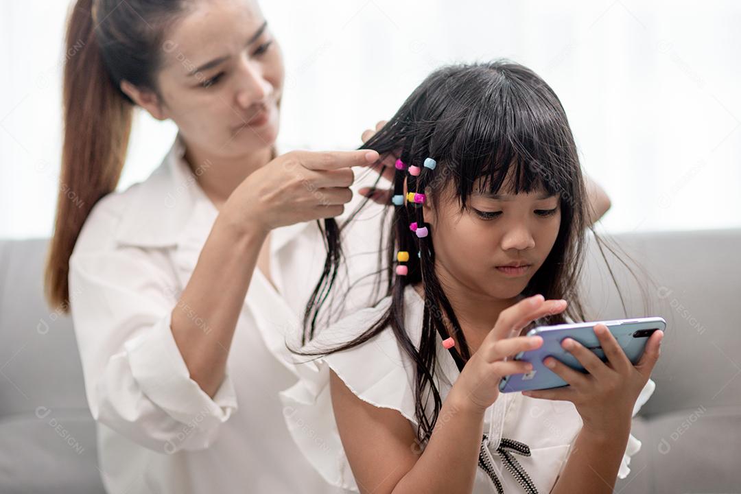 Menina asiática economizando dinheiro em um cofrinho, aprendendo sobre economia, Kid economiza dinheiro para educação futura. Conceito de dinheiro, finanças, seguros e pessoas