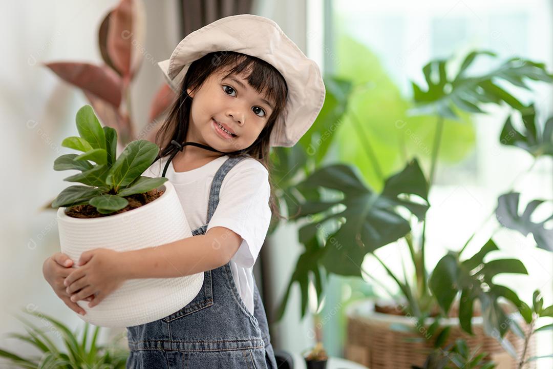 garoto toca suavemente o novo caule do cacto que ele cresce com cuidado, uma mão segura lupa. Educação da natureza, Montessori e conceito de habilidades de observação.