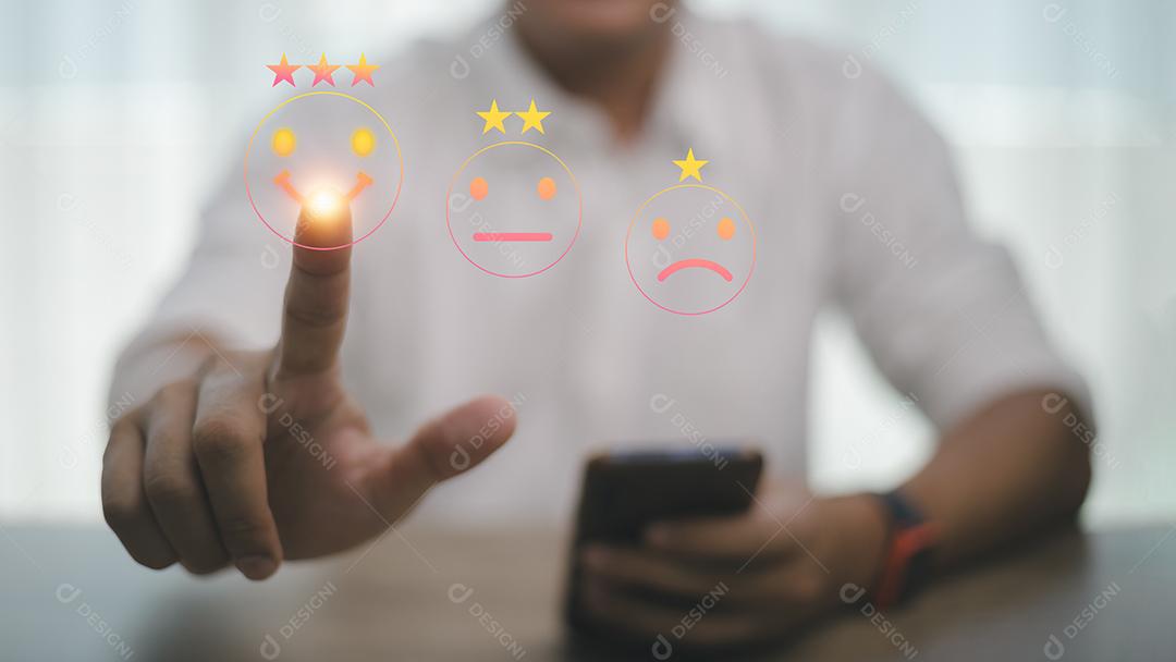 Empresário pressionando o emoticon de rosto sorridente na tela de toque virtual. Conceito de avaliação de serviço ao cliente.
