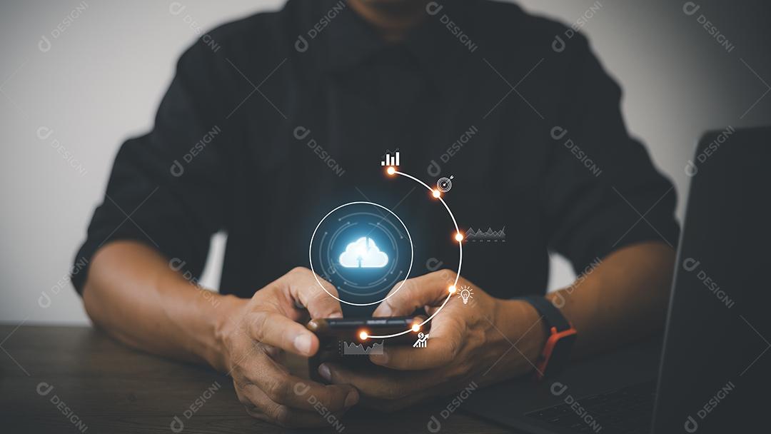 Mão segurando a computação em nuvem virtual com item de mundo e tecnologia, como download de upload. Big data de gerenciamento de tecnologia em nuvem inclui estratégia de negócios, cliente.