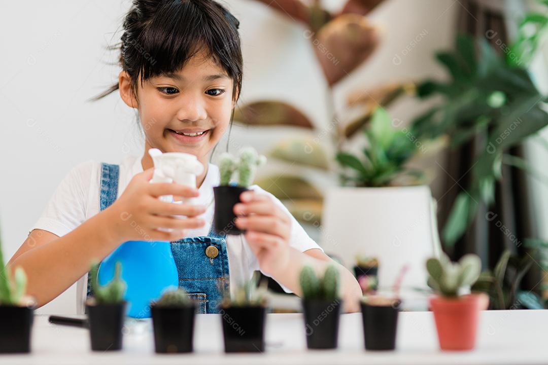 garoto toca suavemente o novo caule do cacto que ele cresce com cuidado, uma mão segura lupa. Educação da natureza, Montessori e conceito de habilidades de observação.