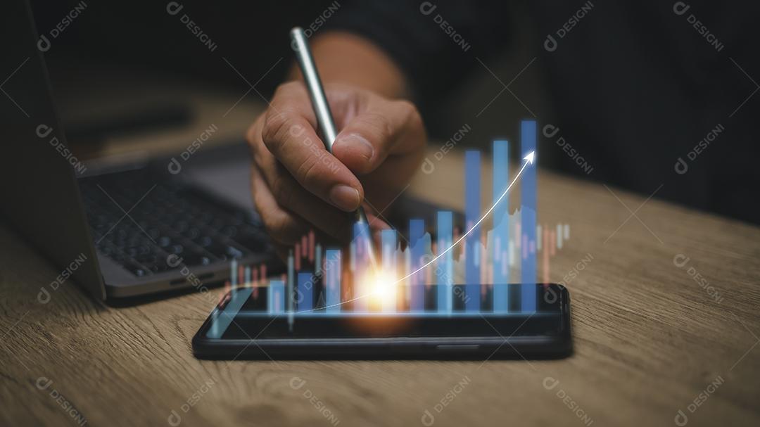 Empresário trabalha com ai para resultado financeiro de análise de economia por gráfico de realidade aumentada digital. Conceito para líder empreendedor de investir em negócios e tecnologia de marketing digital do futuro.