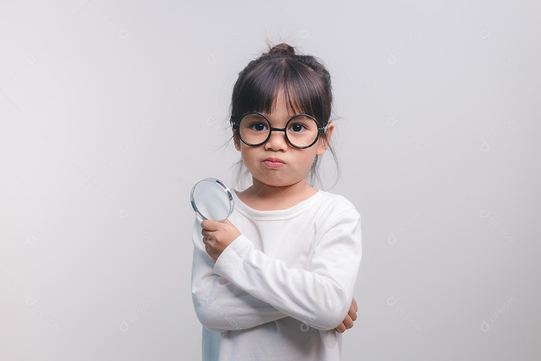 menina segurando através de uma lupa