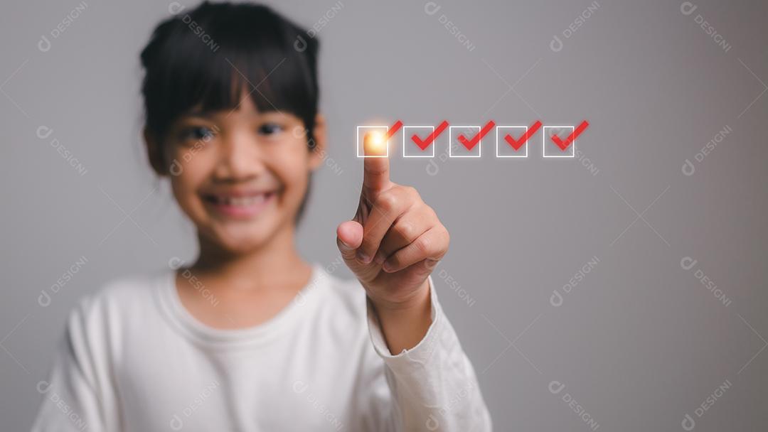 Menina bonitinha verificando na caixa de lista de verificação. fundo branco.