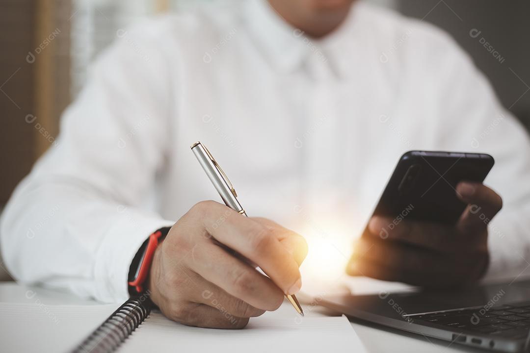 Empresário ou contador trabalhando investimento financeiro, calcular, analisar o crescimento de negócios e marketing no gráfico de dados de documentos financeiros, contabilidade, conceito econômico e comercial