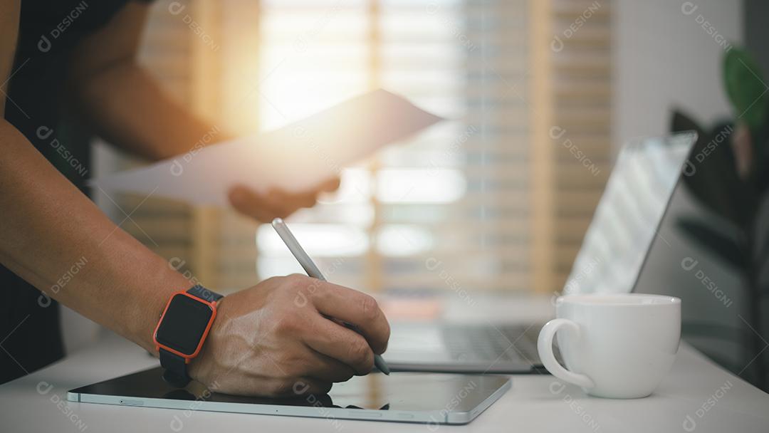 Empresário ou contador trabalhando investimento financeiro, calcular, analisar o crescimento de negócios e marketing no gráfico de dados de documentos financeiros, contabilidade, conceito econômico e comercial