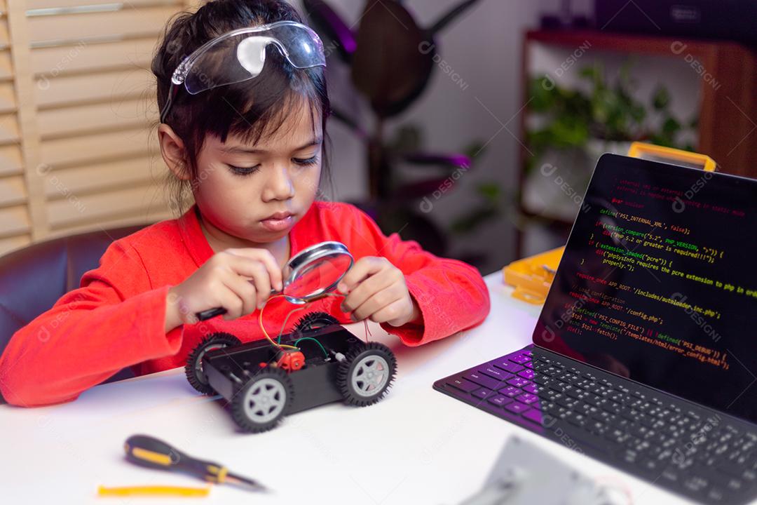 Os alunos da Ásia aprendem em casa na codificação de carros robóticos e cabos de placas eletrônicas em STEM, STEAM, código de computador de tecnologia de ciência de engenharia matemática em robótica para o conceito de crianças.