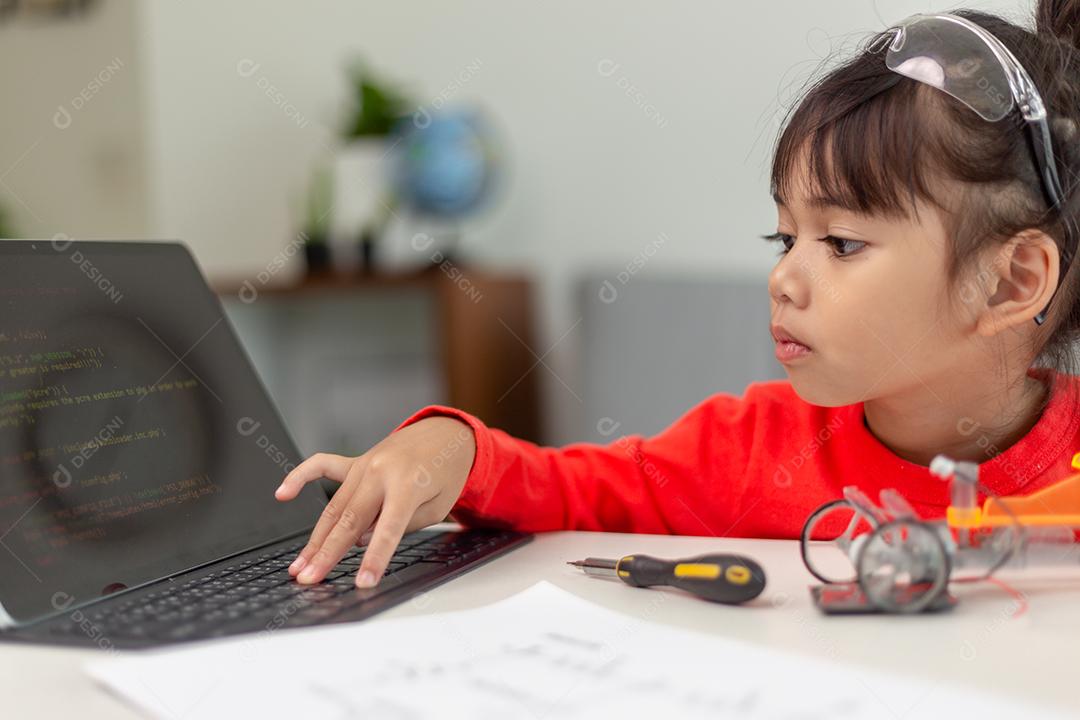 Os alunos da Ásia aprendem em casa na codificação de carros robóticos e cabos de placas eletrônicas em STEM, STEAM, código de computador de tecnologia de ciência de engenharia matemática em robótica para o conceito de crianças.