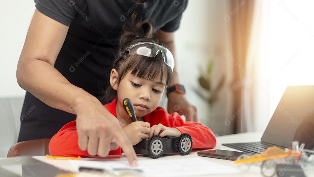 Educação STEM, menina asiática e pai aprendendo o processo de programação da nova tecnologia de robôs. Relacionamento de membros da família feliz, estudando em qualquer lugar a qualquer hora para aprender juntos em casa