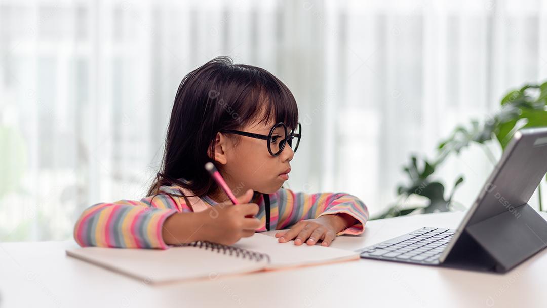 Aluna asiática estuda aulas on-line de aprendizagem on-line com o professor, Garota feliz aprende inglês on-line com tablet em casa. Novo normal.Covid-19 coronavirus.Distanciamento social. fique em casa