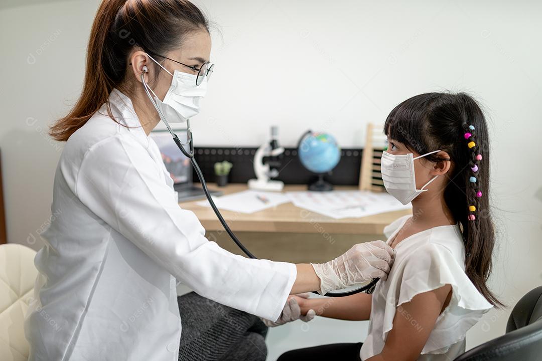 Médico examinando uma garotinha pelo estetoscópio