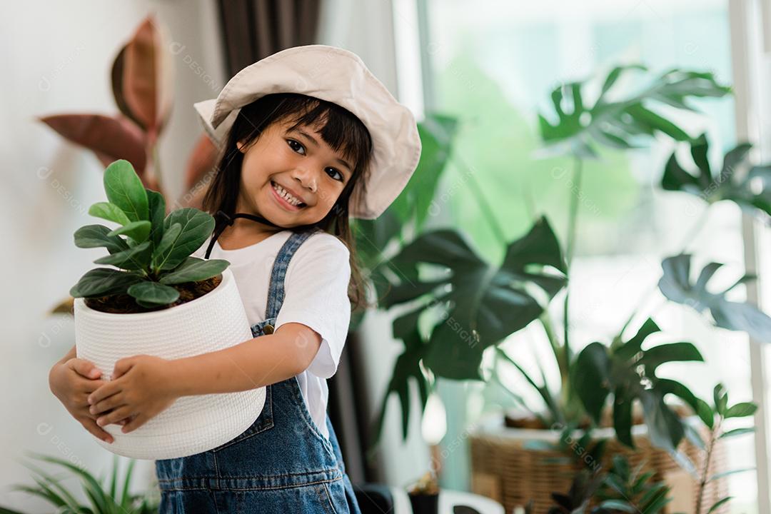 garoto toca suavemente o novo caule do cacto que ele cresce com cuidado, uma mão segura lupa. Educação da natureza, Montessori e conceito de habilidades de observação.