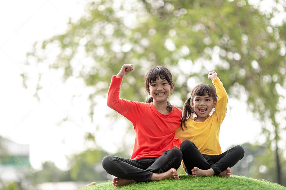 Criança brincando no playground ao ar livre. As crianças brincam na escola ou no jardim de infância. Garoto ativo no escorregador colorido e balanço. Atividade de verão saudável para crianças. Menina escalando ao ar livre.