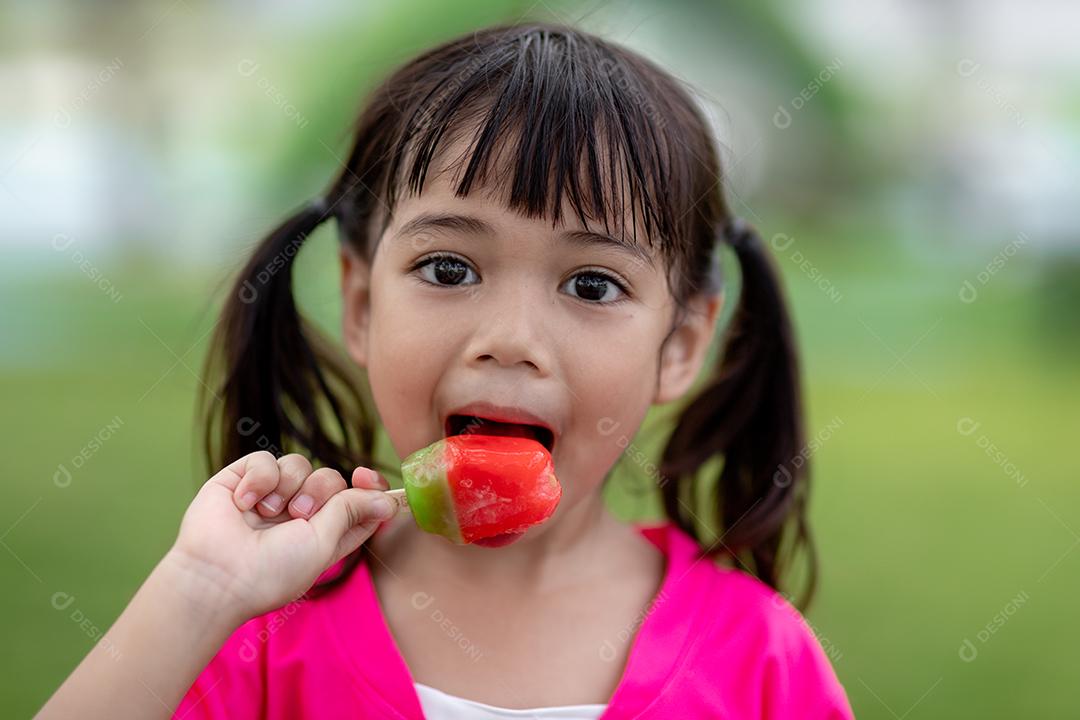 Linda menina comendo sorvete