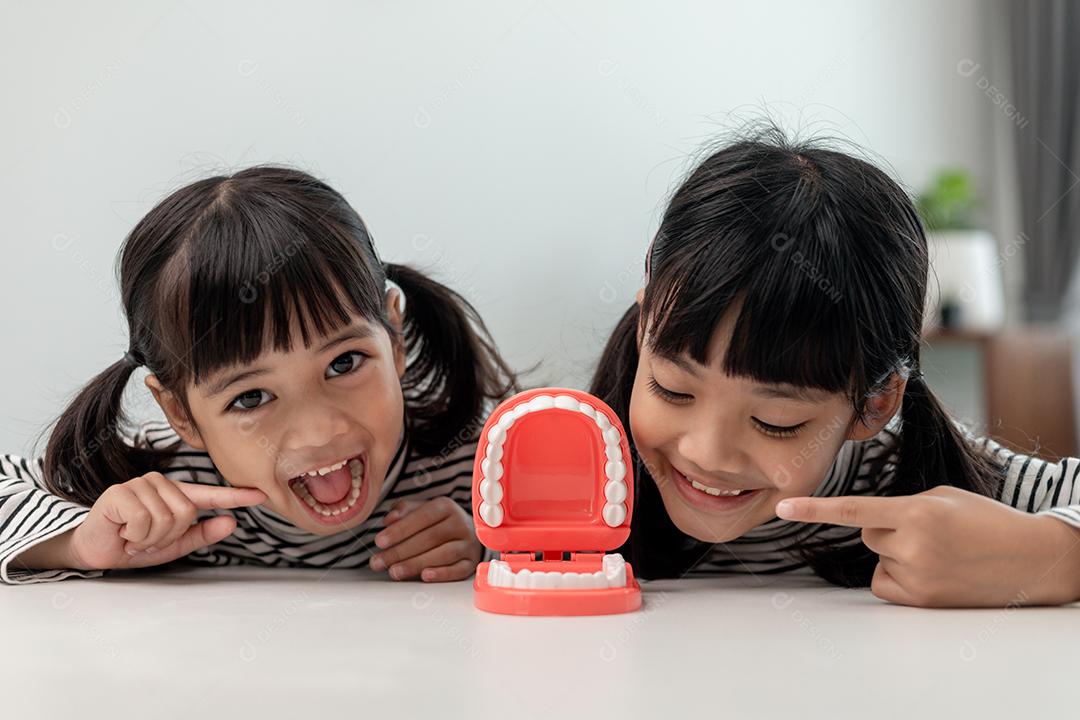 menina sorrindo com um sorriso feliz e legal no rosto. mostrando os dentes.