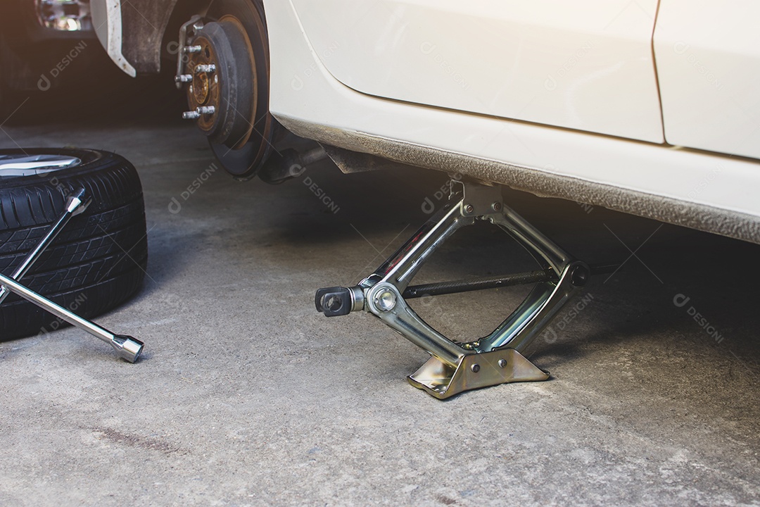 Macaco de carro para levantar o serviço de troca e manutenção de emergência de pneus.
