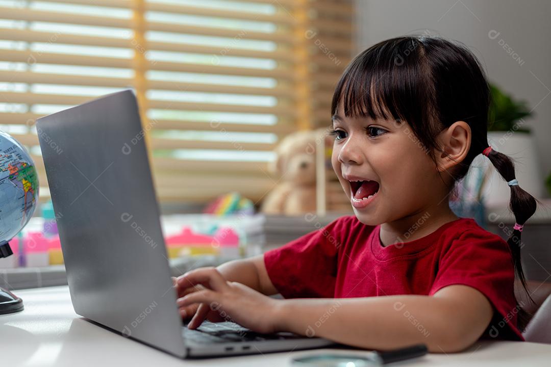 colegial estudando matemática de lição de casa durante sua aula on-line