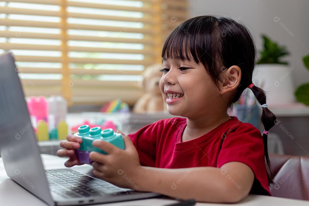 colegial estudando matemática de lição de casa durante sua aula on-line