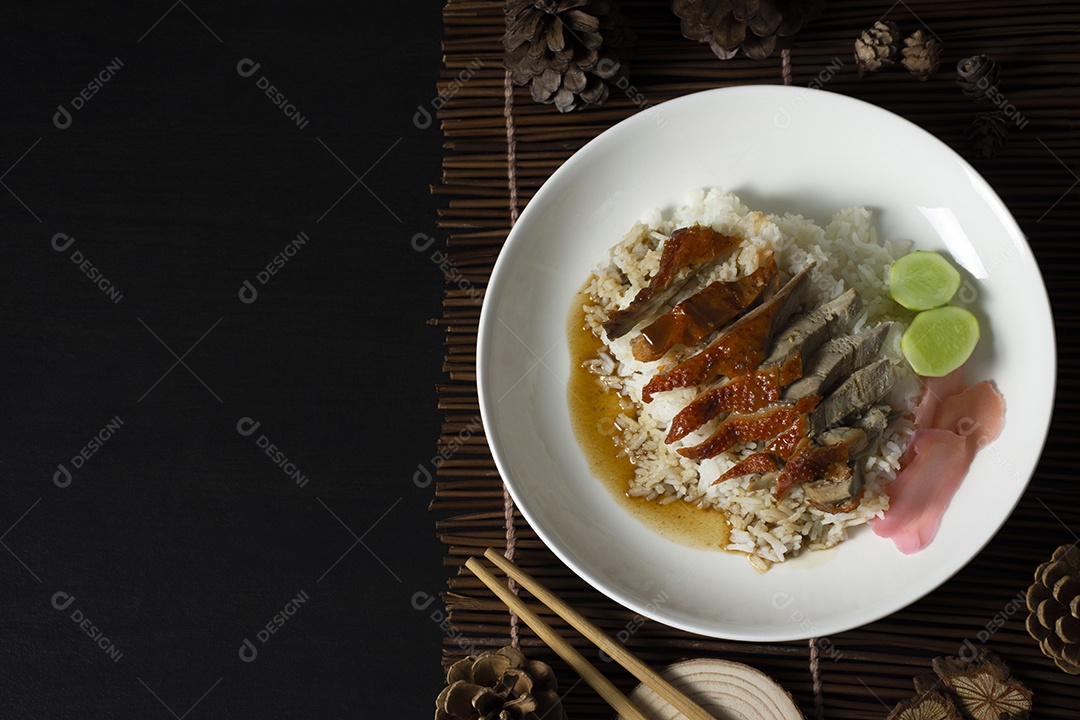 Pato assado no arroz com pauzinho na chapa branca e copie o espaço