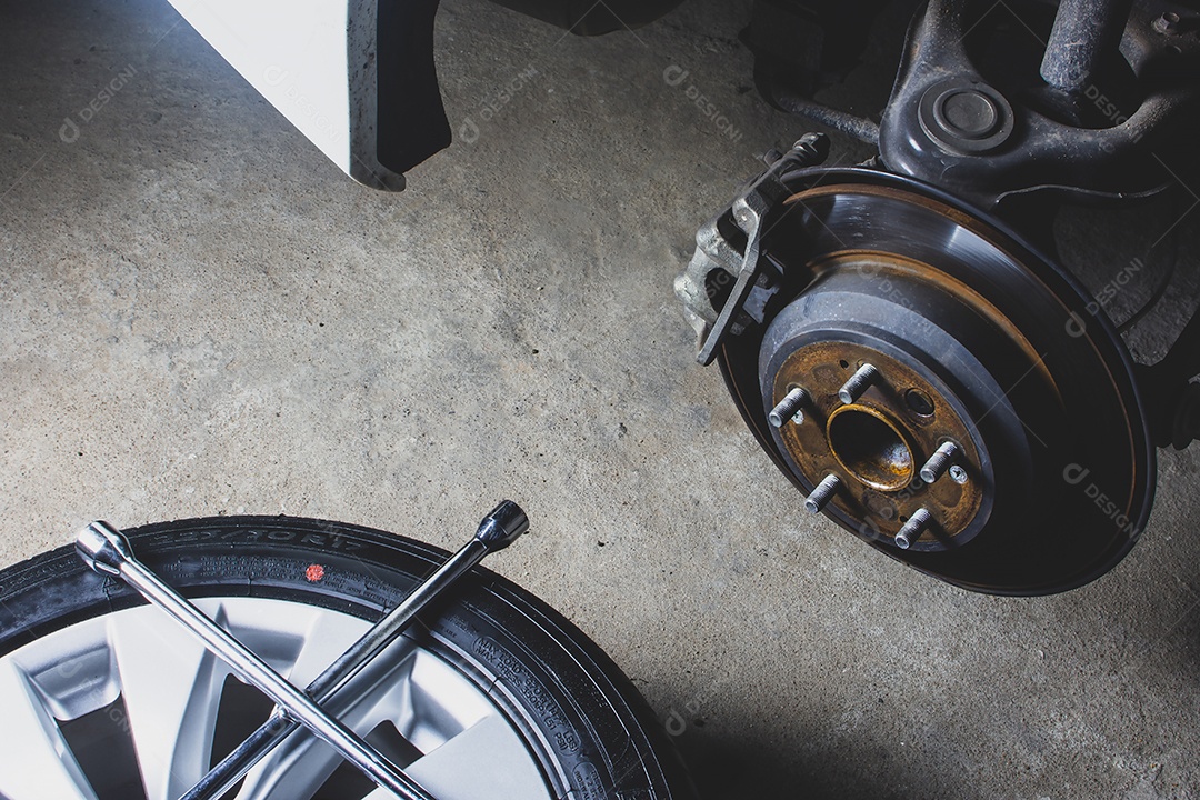 Freios a disco e pinças do sistema original do carro e rodas foram desinstaladas para manutenção.