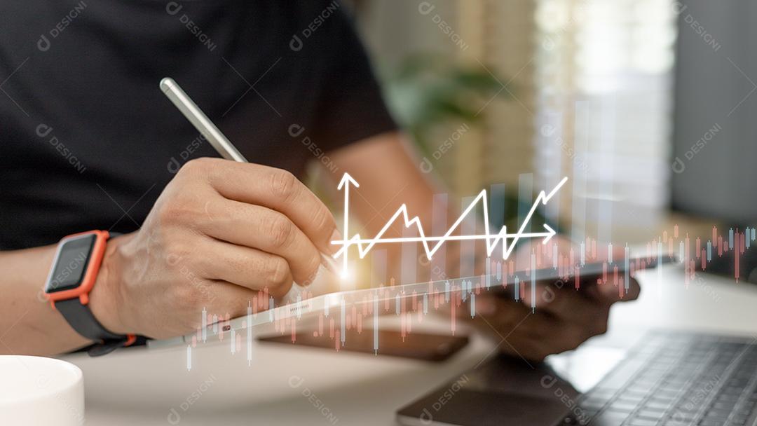 Empresário desenha uma seta de tendência crescente e um gráfico crescente