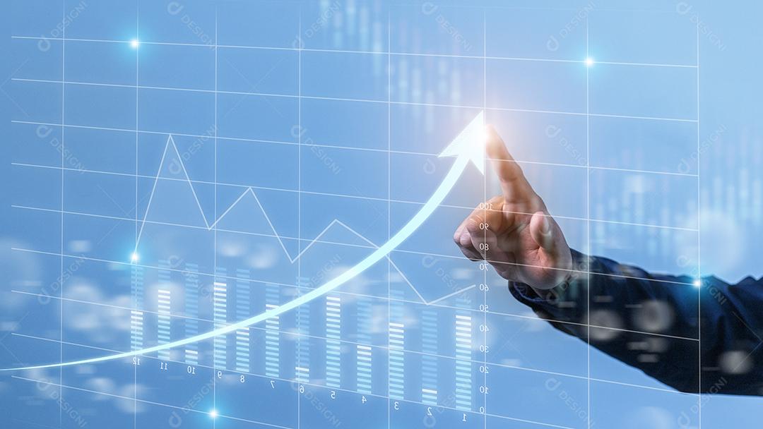 Empresário desenha dados financeiros do gráfico de crescimento econômico.