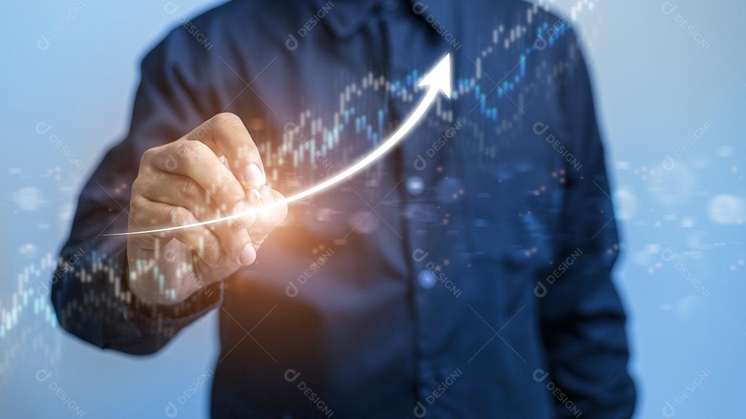 Empresário desenha dados financeiros do gráfico de crescimento econômico.