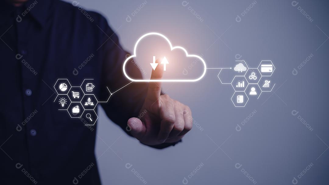 Mão tocando ícones infográficos de computação em nuvem e tecnologia