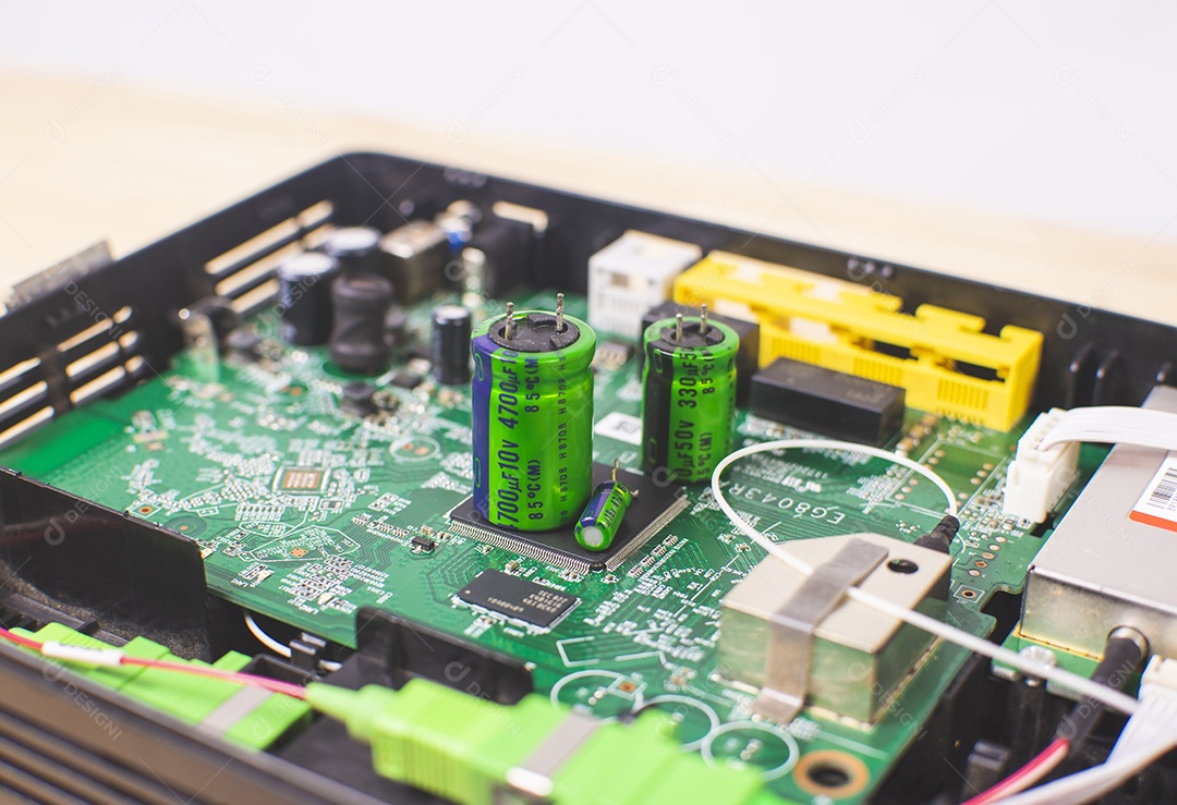 Fechar a linha de capacitores eletrolíticos com vários tamanhos colocados na placa de circuito eletrônico