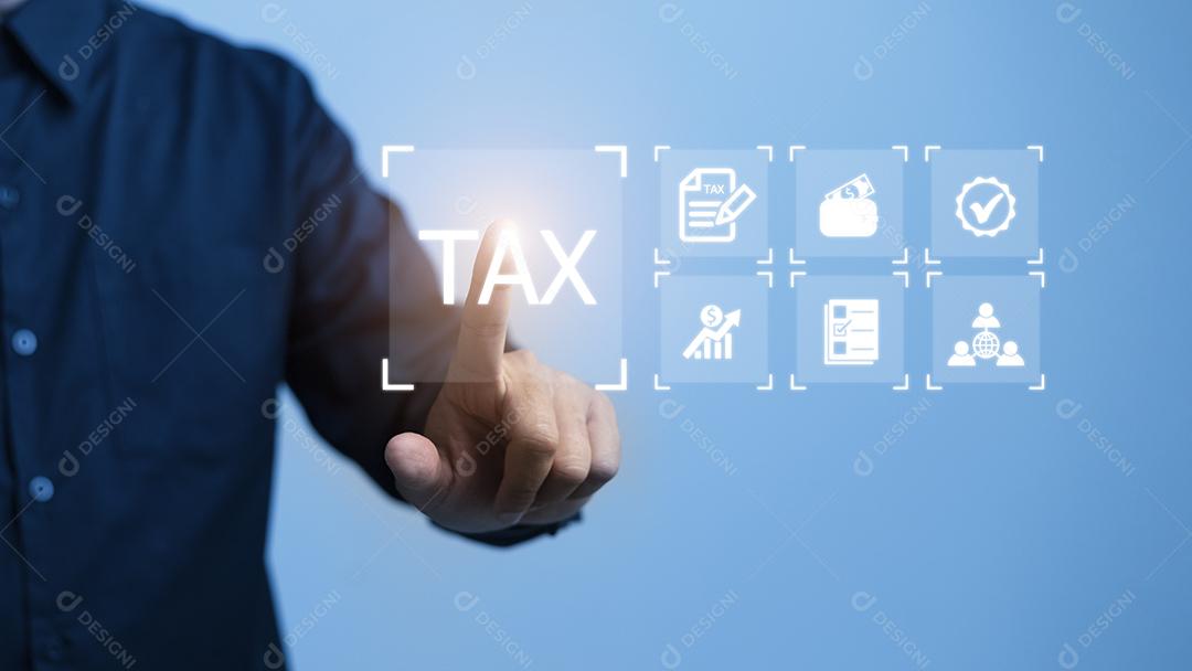 Conceito de pagamento de impostos. Empresário tocando virtual financeiro fiscal