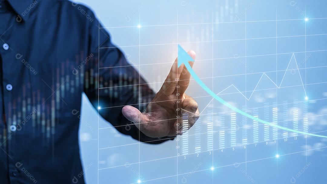 Empresário desenha dados financeiros do gráfico de crescimento econômico.